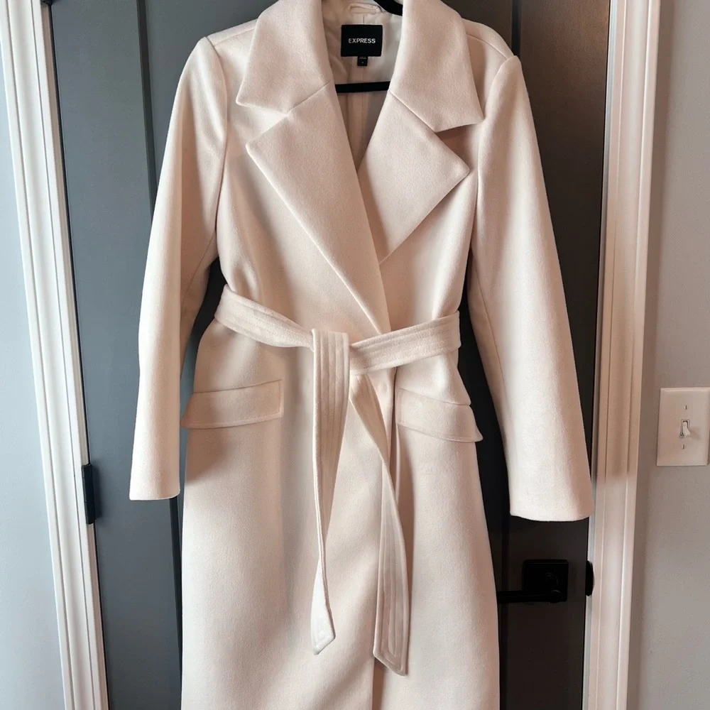 Express Women's Elegant Cream Trench Coat - Picture 1 of 4
